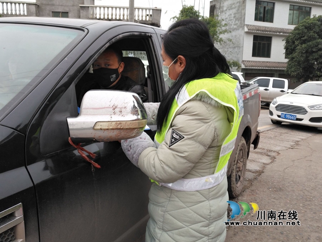 泸县太伏镇：慈父离世 村干部悲痛坚守抗疫“一线”(图1)