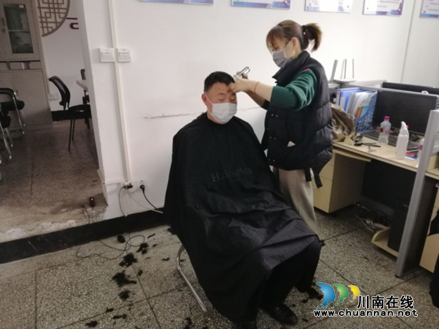龙马潭综合行政执法局：执法队员儿媳为一线人员义务理发