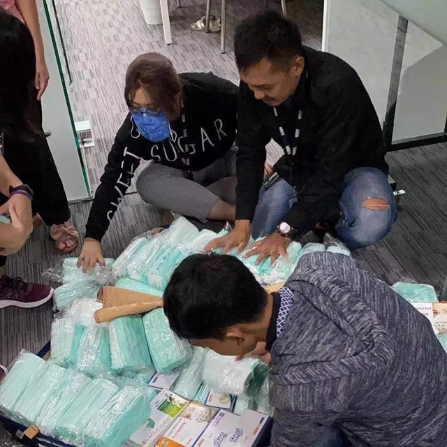 千里走单骑!15岁少年只身一人,从国外“人肉”背回1.5万只口罩(图1) 千里走单骑!15岁少年只身一人,从国外“人肉”背回1.5万只口罩(图1)