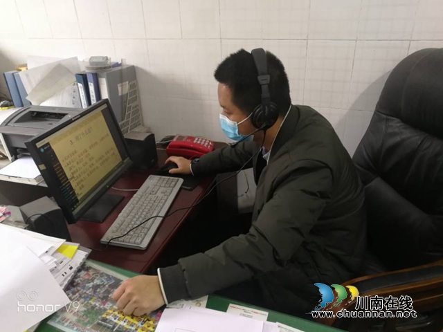 纳溪区护国中学“网络课堂”全面开启 老师们摇身变“主播”