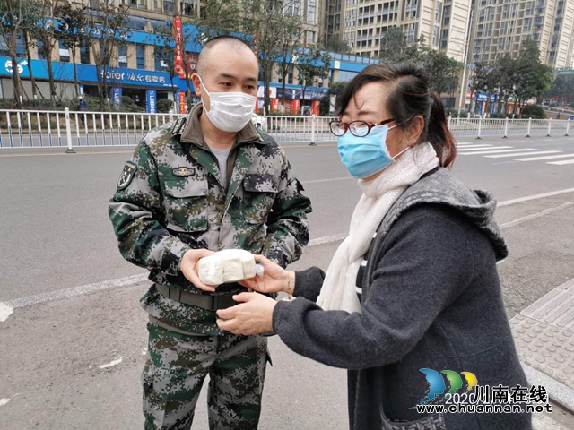 江阳区茜草街道沙坪社区“疫情大考下的暖心瞬间”(图1)