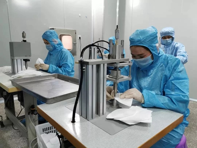 力争日产口罩20000只!内江又一条口罩生产线正式投产(图3) 力争日产口罩20000只!内江又一条口罩生产线正式投产(图3)