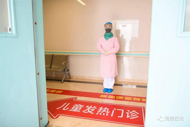 站在“哨口”，西南医大附院这群医生为发热患儿“把关”(图3)
