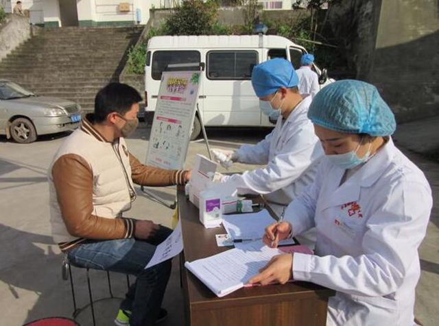 泸县：关爱农民工 将健康证明送到家门口(图3)