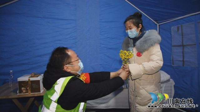合江：工装代替婚服，菜花代替玫瑰，5分钟婚礼在检测点温情举行(图1)