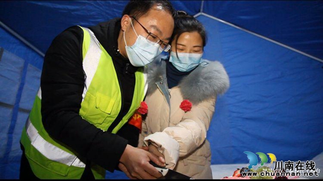 合江：工装代替婚服，菜花代替玫瑰，5分钟婚礼在检测点温情举行(图4)