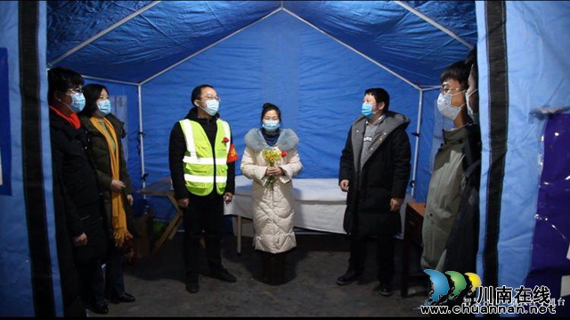 合江：工装代替婚服，菜花代替玫瑰，5分钟婚礼在检测点温情举行(图3)