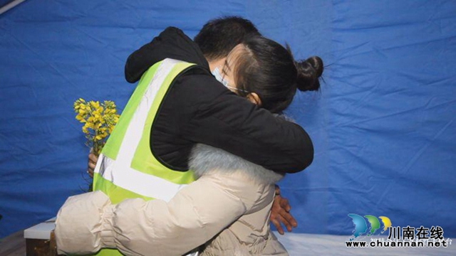 合江：工装代替婚服，菜花代替玫瑰，5分钟婚礼在检测点温情举行(图2)