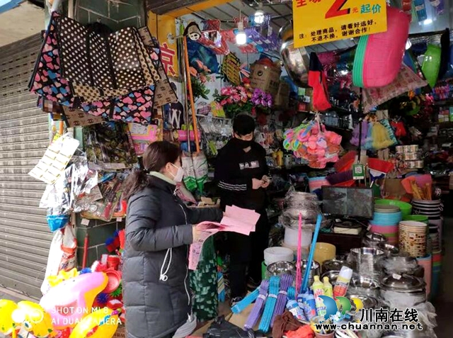 纳溪区卫健局：党员出车发传单，防控宣传全覆盖(图1)