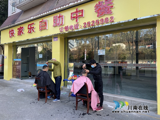 龙马潭区红星街道总工会为抗“疫”一线职工提供免费理发服务(图1) 龙马潭区红星街道总工会为抗“疫”一线职工提供免费理发服务(图1)