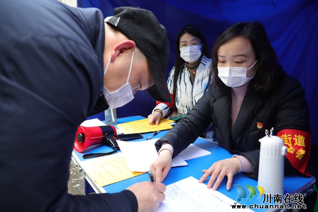 龙马潭区锦华十年城小区：阳台演唱会 点燃小区热情(图3)