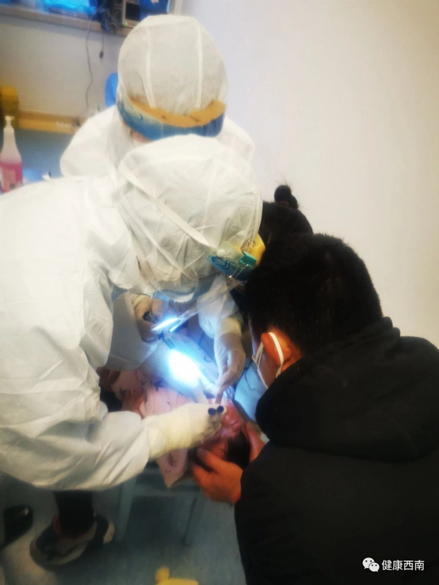 西南医大附院疫线“采样人”:与病毒“面对面”(图7) 西南医大附院疫线“采样人”:与病毒“面对面”(图7)