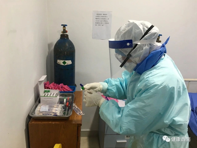 西南医大附院疫线“采样人”:与病毒“面对面”(图2) 西南医大附院疫线“采样人”:与病毒“面对面”(图2)