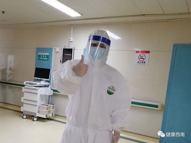 西南医大附院疫线“采样人”:与病毒“面对面”(图3) 西南医大附院疫线“采样人”:与病毒“面对面”(图3)