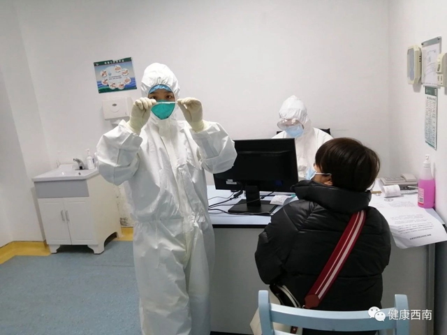 西南医大附院疫线“采样人”:与病毒“面对面”(图5) 西南医大附院疫线“采样人”:与病毒“面对面”(图5)
