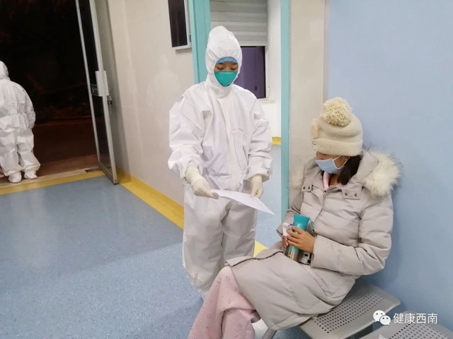 西南医大附院疫线“采样人”:与病毒“面对面”(图4) 西南医大附院疫线“采样人”:与病毒“面对面”(图4)
