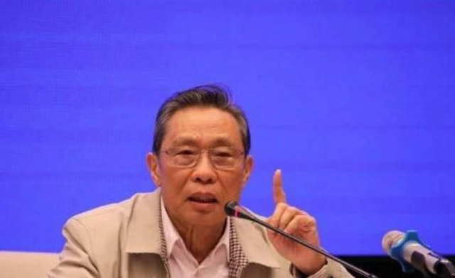 发布会上，钟南山为什么不戴口罩