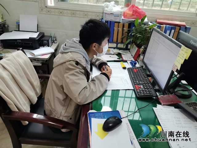 泸县喻寺镇00后志愿者王福林：疫情防控磕掉门牙不后悔(图1)