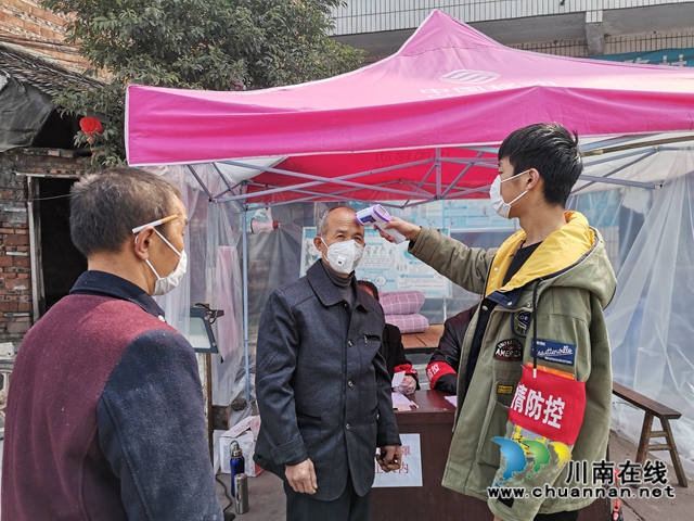 泸县喻寺镇00后志愿者王福林：疫情防控磕掉门牙不后悔(图4)