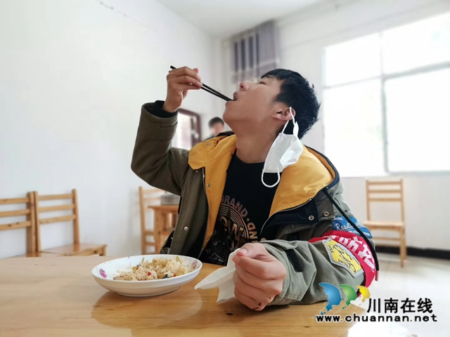 泸县喻寺镇00后志愿者王福林：疫情防控磕掉门牙不后悔(图6)