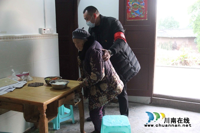 泸县云龙镇：干群齐心抗疫情 隔离疫情不隔爱(图1)