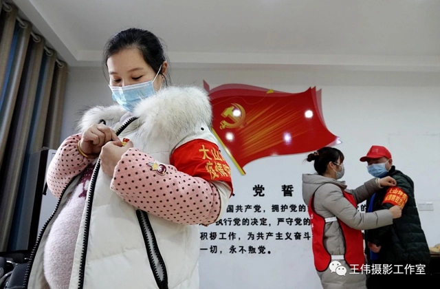 泸州王伟纪实摄影《抗疫中的准妈妈书记》赏析(图2)