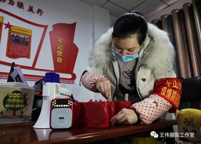 泸州王伟纪实摄影《抗疫中的准妈妈书记》赏析(图5)