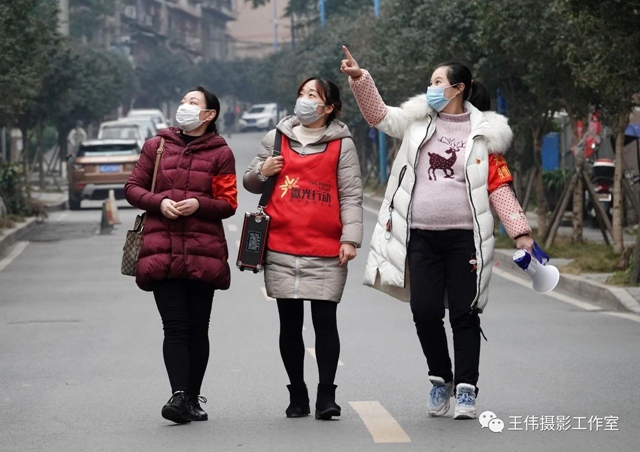 泸州王伟纪实摄影《抗疫中的准妈妈书记》赏析(图7)