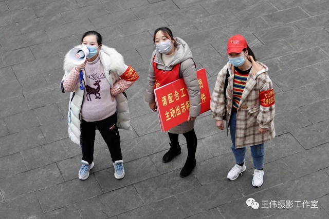 泸州王伟纪实摄影《抗疫中的准妈妈书记》赏析(图8)