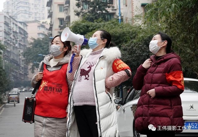 泸州王伟纪实摄影《抗疫中的准妈妈书记》赏析(图9)