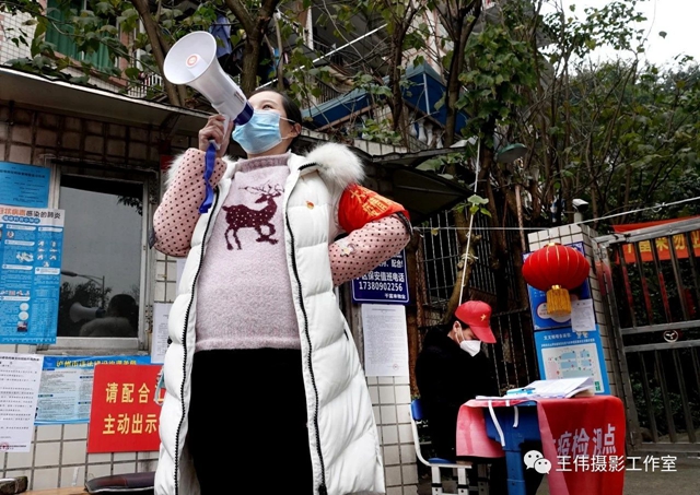 泸州王伟纪实摄影《抗疫中的准妈妈书记》赏析(图10)