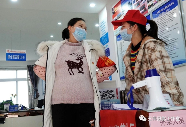 泸州王伟纪实摄影《抗疫中的准妈妈书记》赏析(图11)