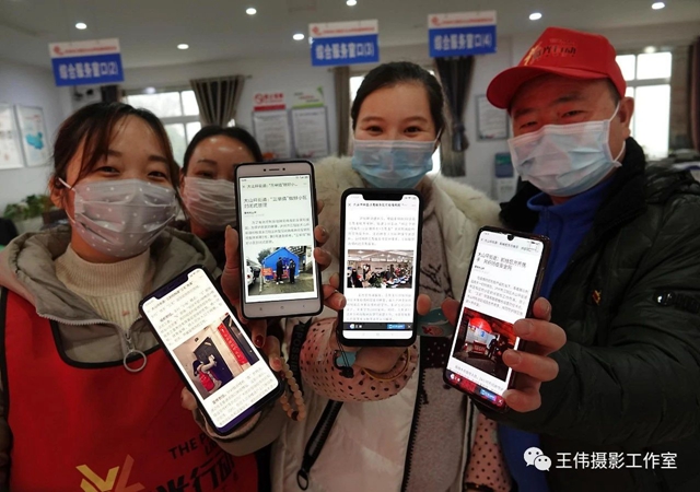 泸州王伟纪实摄影《抗疫中的准妈妈书记》赏析(图13)
