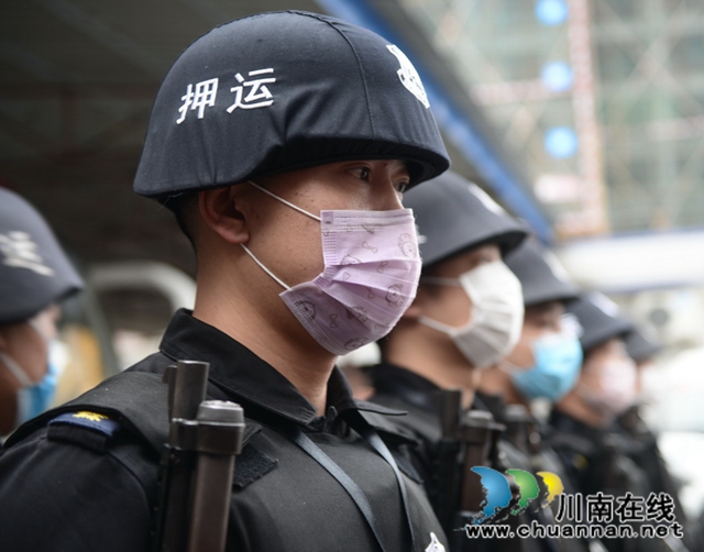 泸州：战“疫”镜头下的金融武装守押勤务(图1)
