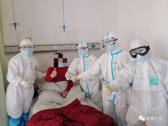 【西南医大附院驰援武汉•人物特写】为了第一时间看到我报平安的信息 母亲半夜查看手机(图4)