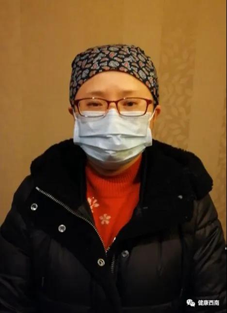 【西南医大附院驰援武汉•人物特写】为了第一时间看到我报平安的信息 母亲半夜查看手机(图1)