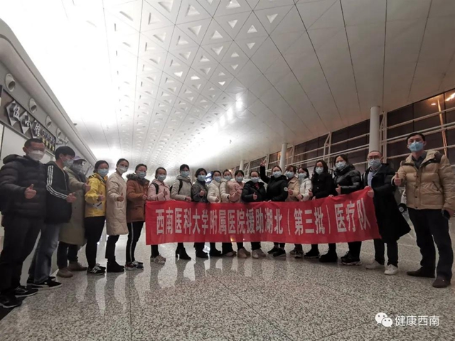 【西南医大附院驰援武汉•人物特写】为了第一时间看到我报平安的信息 母亲半夜查看手机(图2)