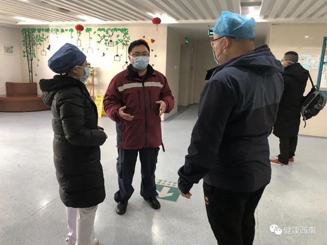 【西南医大附院驰援武汉•人物特写】为了第一时间看到我报平安的信息 母亲半夜查看手机(图3)