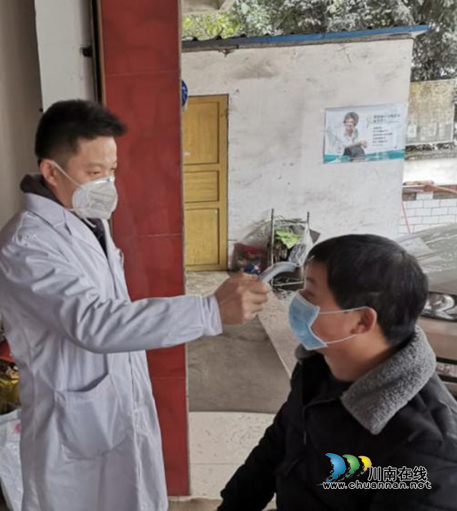 纳溪天仙镇卫生院屈直槐：永葆军人情怀的白衣战士(图1)