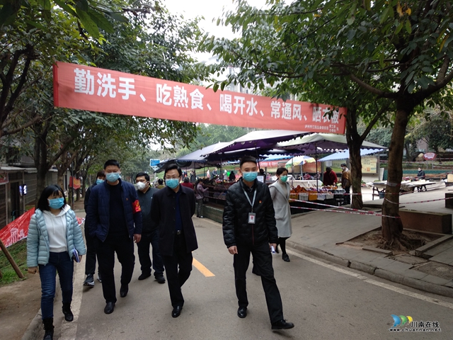 泸州高新区党工委委员、组织部部长刘峰带队到泰安街道检查指导新冠病毒肺炎疫情防控工作(图2) 泸州高新区党工委委员、组织部部长刘峰带队到泰安街道检查指导新冠病毒肺炎疫情防控工作(图2)