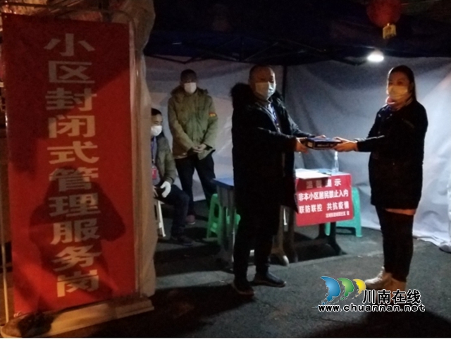 江阳区政法委副书记徐亚飞个人向北城街道城垣社区捐赠抗疫物资(图1)