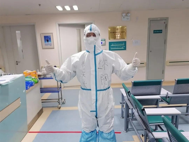 【西南医大附院·人物特写】他将“摆龙门阵”搬进了武汉的隔离病房里(图2)
