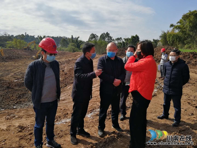 泸县综合行政执法局:负重前行城管人 默默筑起“防疫墙”(图4) 泸县综合行政执法局:负重前行城管人 默默筑起“防疫墙”(图4)