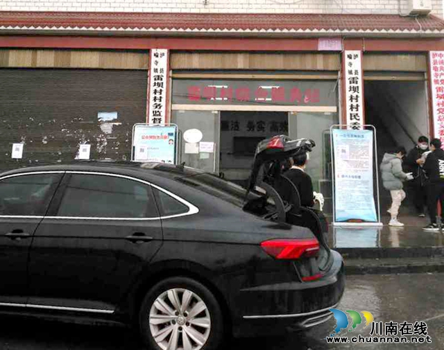 泸县六中党员教师送书到村，助力停课不停学(图1)