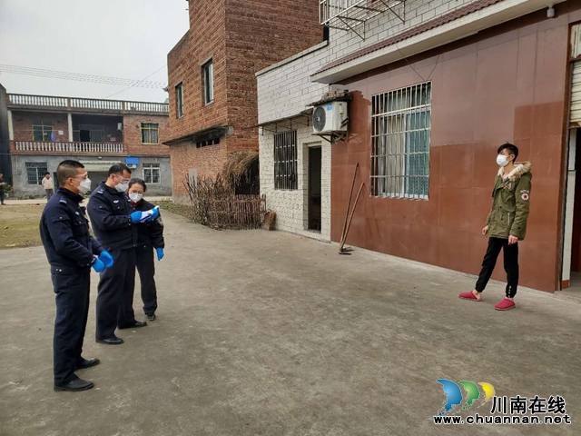 泸县太伏镇派出所所长曾勇抗疫工作侧记(图1)