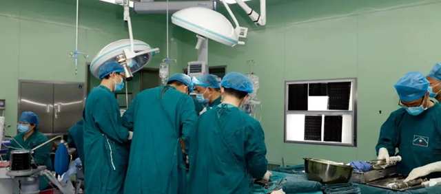 【意外】泸州一小伙，从8米高处“恰恰”掉进2米深的下水道！