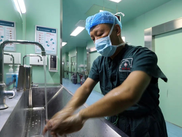 【意外】泸州一小伙，从8米高处“恰恰”掉进2米深的下水道！(图4)