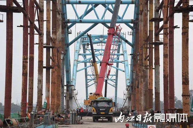 “抢”!28公里川南城际铁路内江段已铺到这里(图2) “抢”!28公里川南城际铁路内江段已铺到这里(图2)