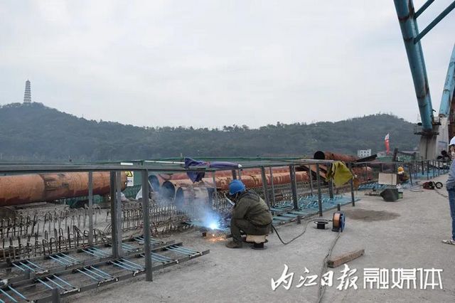 “抢”!28公里川南城际铁路内江段已铺到这里(图3) “抢”!28公里川南城际铁路内江段已铺到这里(图3)