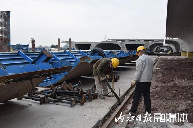 “抢”!28公里川南城际铁路内江段已铺到这里(图4) “抢”!28公里川南城际铁路内江段已铺到这里(图4)